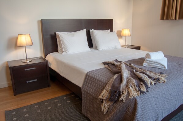 Design Apartment, 3 Bedrooms, Kitchen, City View | Desk, laptop workspace, blackout drapes, iron/ironing board - Atlantic House (Ponta Delgada)