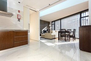 디자인 아파트, 침실 3개, 주방, 시내 전망 | 전용 주방 | 대용량 냉장고, 전자레인지, 오븐, 쿡탑