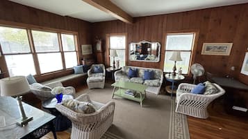 Een smart-tv, een open haard en boeken