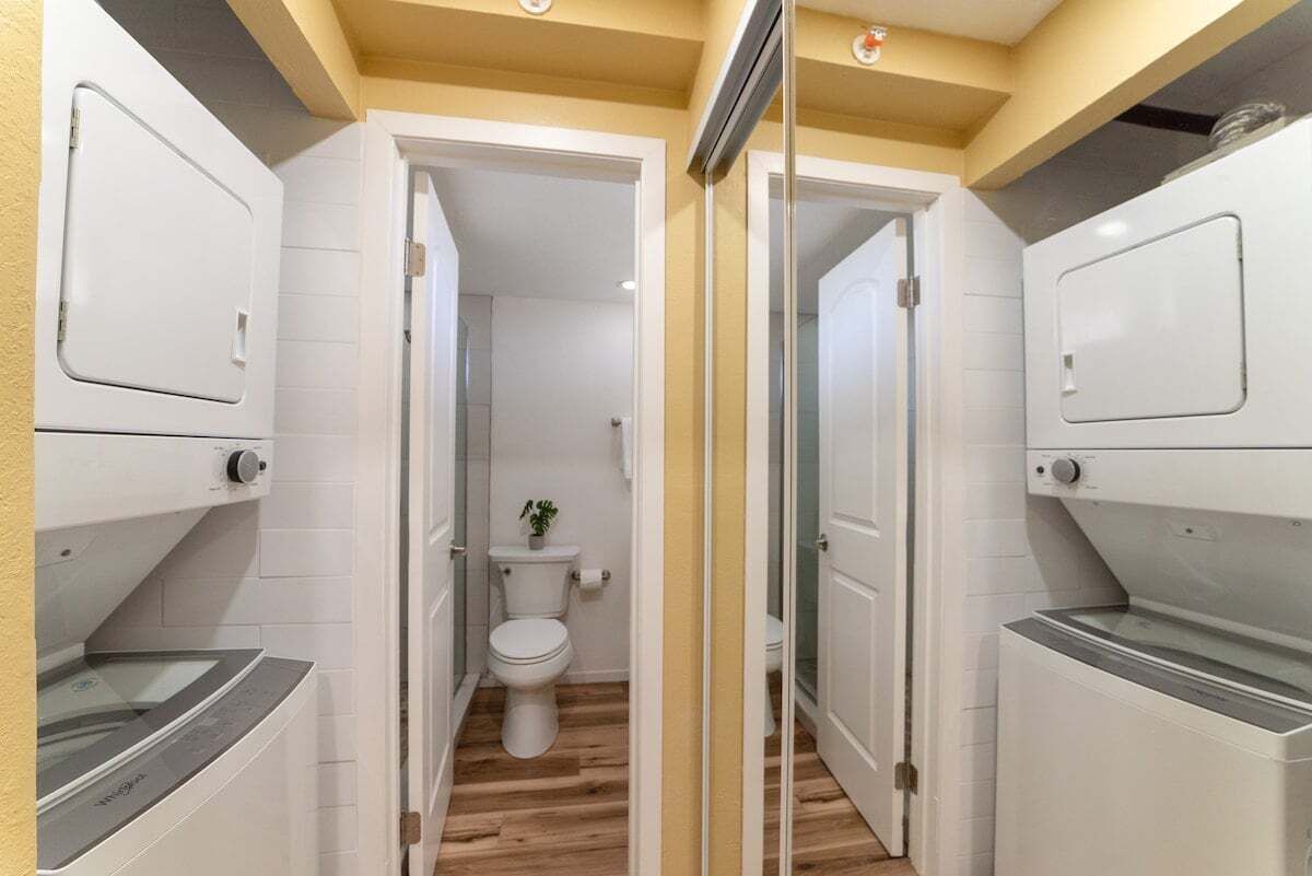 Un bagno compatto con il water, un lavandino e uno specchio.