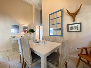 City Apartment | Ruang tamu | TV 