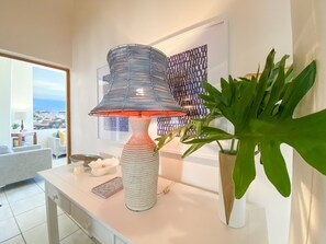 City-Apartment | Wohnbereich | Fernseher