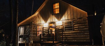 Sound of Rushing RAPIDS/ Private wooded location/Hiking Trail/Hot Tub