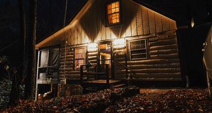 Sound of Rushing RAPIDS/ Private wooded location/Hiking Trail/Hot Tub