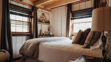 3 bedrooms, iron/ironing board, WiFi (free), bed sheets