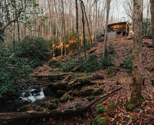 Sound of Rushing RAPIDS/ Private wooded location/Hiking Trail/Hot Tub