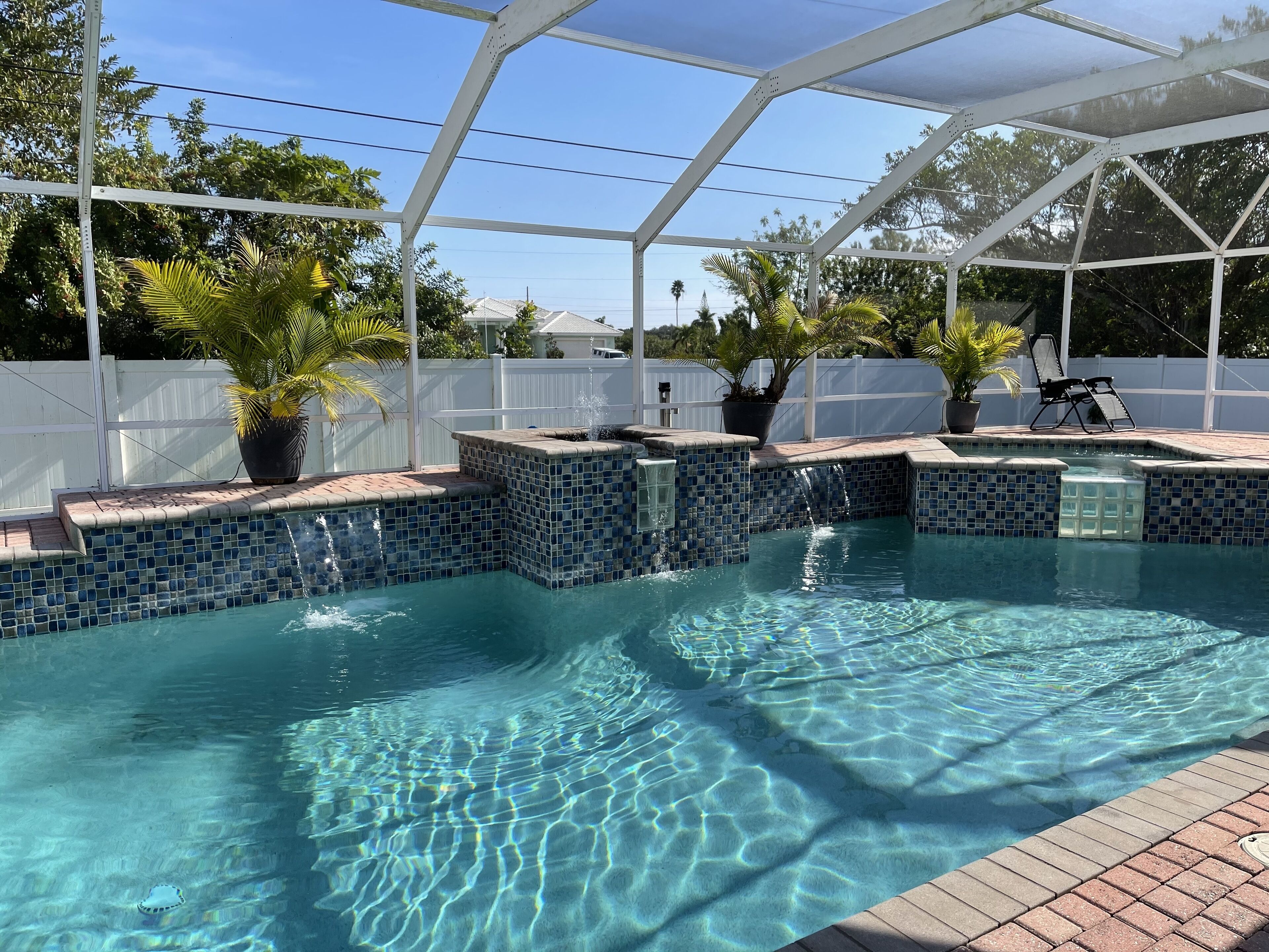 La Vie Esta Belle - fabulous private heated pool and hot tub.