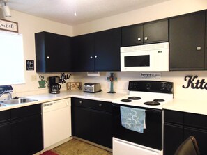 Een koelkast, een microgolfoven, een oven, een kookplaat