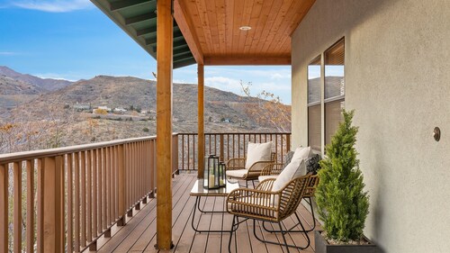 Great Hillside Views, Full Kitchen, Near Shopping & Dining