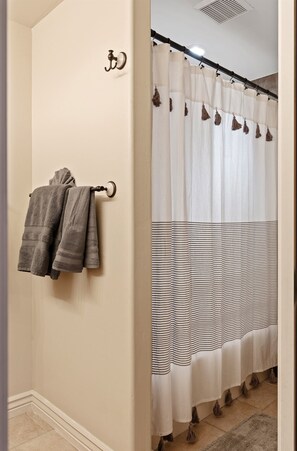 Combined shower/tub, hair dryer, towels
