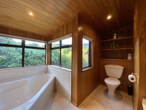 Bathtub, hair dryer, towels, soap - Suitable for Romantic/family holiday in a mesmerising quiet natural surroundings (Auckland)