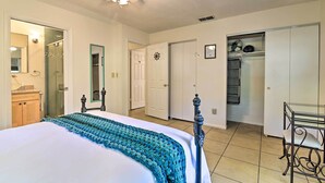 A bedroom with a bed, a ceiling fan, a closet, and a bathroom with a shower. - Pet-Friendly Brooksville Cottage w/ Fire Pit! (Brooksville)