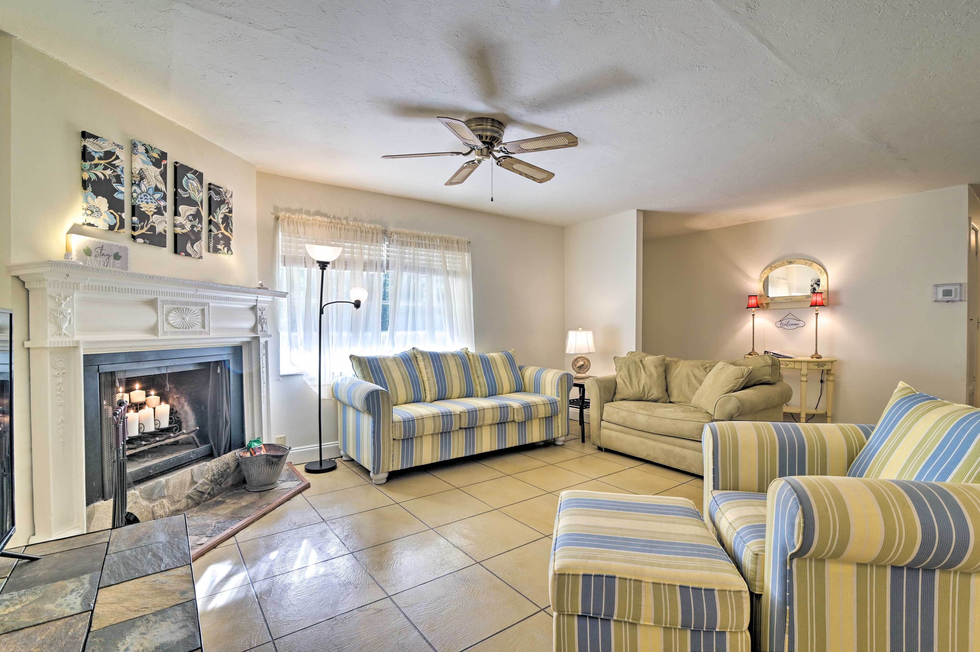 TV, fireplace