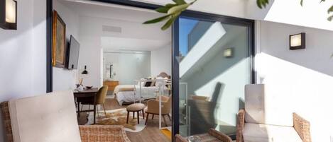 3 habitaciones, caja de seguridad en la habitación y escritorio