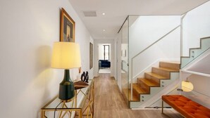 A modern interior with a staircase, a bench, and a lamp. - Stupendo-3br-suite & Terrace- Center- A/conditioning (Lisboa)