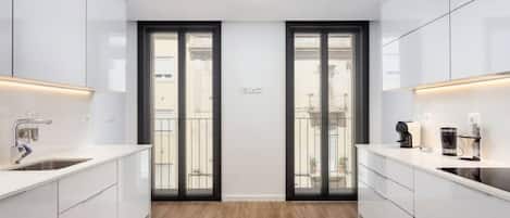 Kühlschrank, Mikrowelle, Ofen, Herdplatte