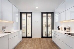 Fridge, microwave, oven, stovetop - Stupendo-3br-suite & Terrace- Center- A/conditioning (Lisboa)