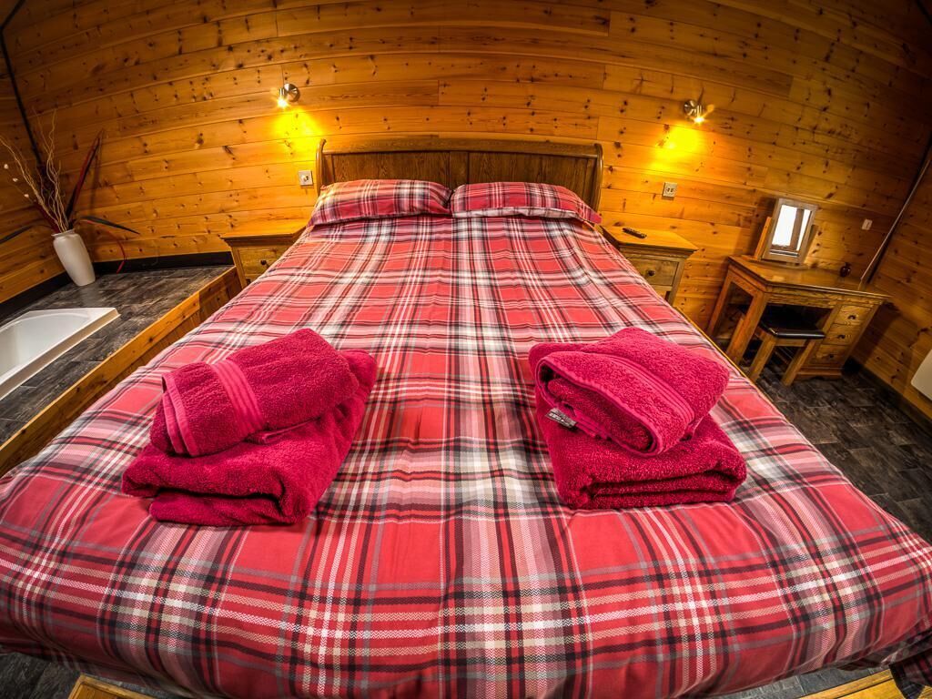 Shaftesbury Lodge-Couples lodge with hot tub