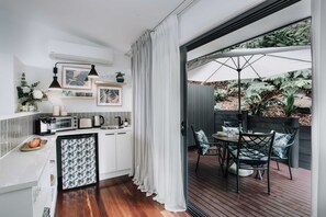 Frigorífico, microondas, cafetera o tetera y tostadora