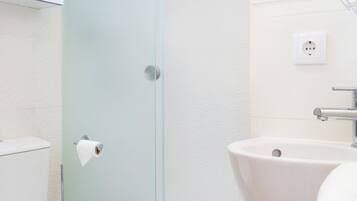 Doccia, asciugacapelli, asciugamani, sapone
