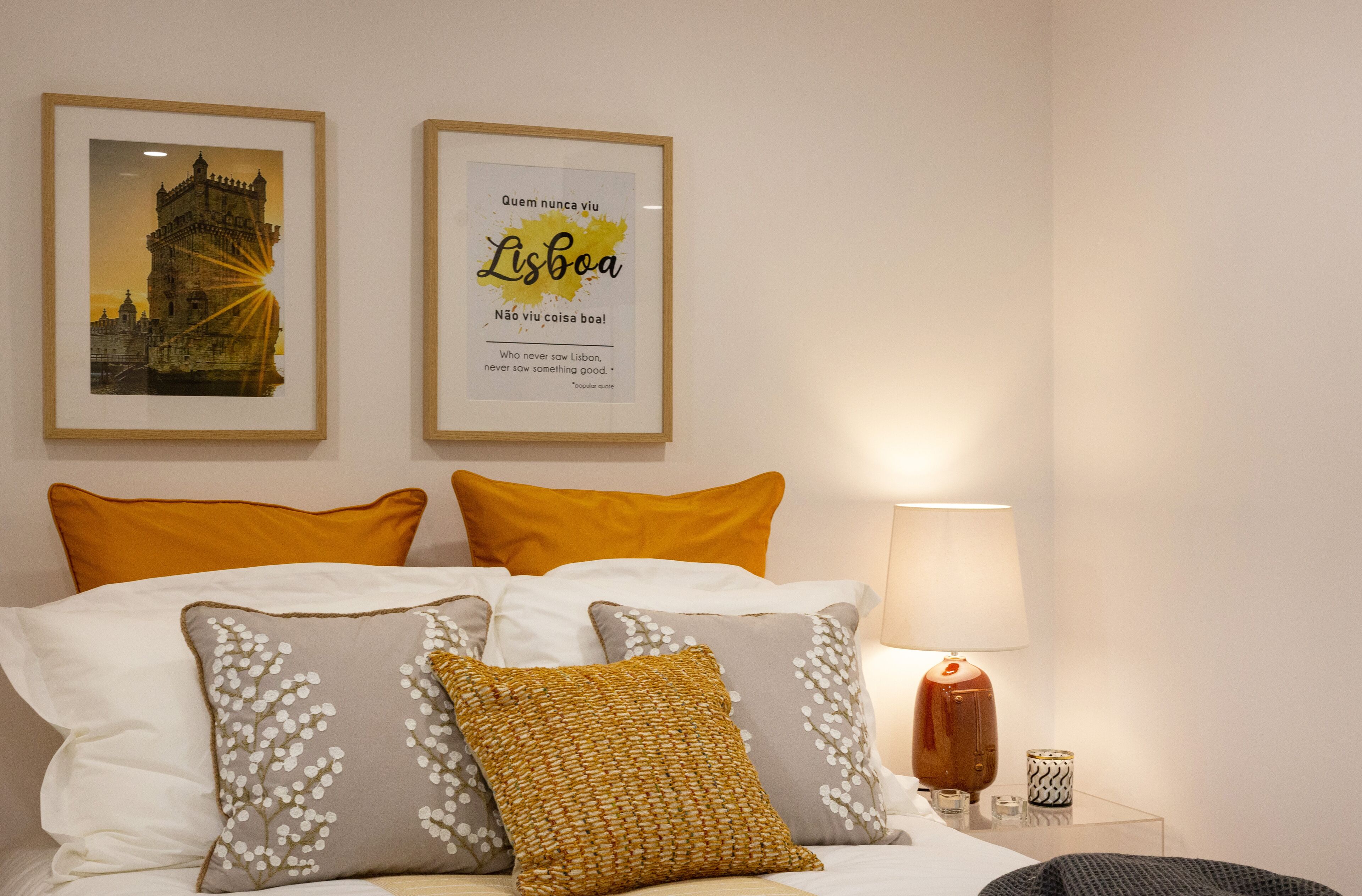 1 quarto, ferros/tábuas de passar roupa, berço de viagem