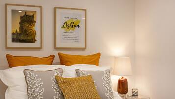 1 quarto, ferros/tábuas de passar roupa, berço de viagem