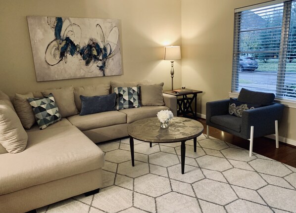 Smart TV - Inviting/Cozy Home in Medical Center - Beautiful home to stay!! (Houston)