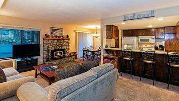Condo, Multiple Beds, Hot Tub, Mountain View | Living room | Fireplace