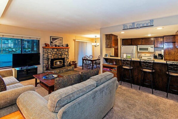 Condo, Multiple Beds, Hot Tub, Mountain View | Living room