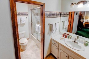 公寓客房, 多張床, 庭院, 山景 (Winterset Condo) | 浴室 | 毛巾、衛生紙