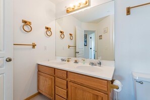 House, Multiple Beds (Haus Bavaria) | Bathroom