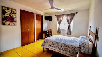 Tabla de planchar con plancha, wifi gratis y ropa de cama