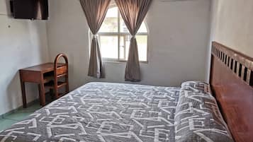 Habitación doble estándar, 1 cama matrimonial | Tabla de planchar con plancha, wifi gratis y ropa de cama