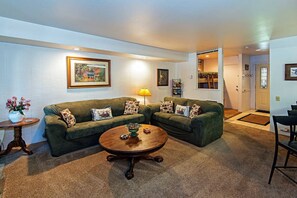 Condo, varias camas, hidromasaje, vista a la montaña | Sala de estar | Chimenea 