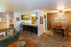 Condo, Multiple Beds, Hot Tub, Mountain View | Living room