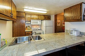 Condo, Multiple Beds, Hot Tub, Mountain View | Private kitchen