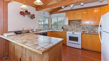 Hus - flera sängar - bubbelpool - utsikt mot trädgården (Seaclusion) | Eget kök | Kylskåp, mikrovågsugn, ugn och spishäll