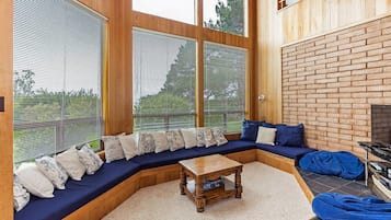 3 عدّة غرف نوم وبديكورات فريدة لكل غرفة وطراز فريد لكل وحدة ومكتب