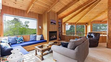 House, Multiple Beds, Hot Tub, Garden View (Seaclusion) | Living room | 40-inch flat-screen TV with digital channels, fireplace