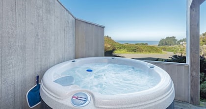 Viglione Fireplace, Hot Tub, & Ocean Views