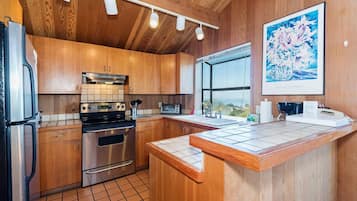 House, Multiple Beds, Hot Tub, Ocean View (Viglione) | Private kitchen | Fridge, microwave, oven, stovetop