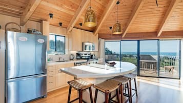 Hus - flera sängar - bubbelpool - havsutsikt | Eget kök | Kylskåp, mikrovågsugn, ugn och spishäll