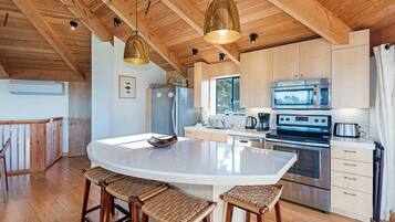 Hus - flera sängar - bubbelpool - havsutsikt | Eget kök | Kylskåp, mikrovågsugn, ugn och spishäll