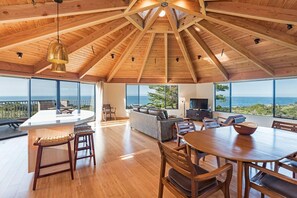 House, Multiple Beds, Hot Tub, Ocean View | Private kitchen | Fridge, microwave, oven, stovetop