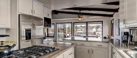 Maison, plusieurs lits, bain à remous, vue montagne | Cuisine privée | Grand réfrigérateur, micro-ondes, four, plaque de cuisson