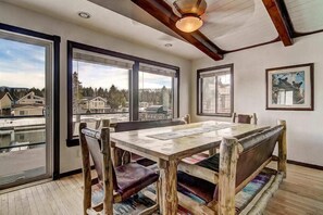 House, Multiple Beds, Hot Tub, Mountain View | In-room dining