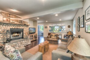 House, Multiple Beds (Bearadise) | Living room - Bearadise (Tahoma)