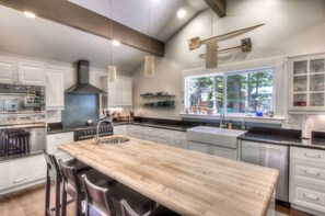 House, Multiple Beds (Bearadise) | Private kitchen
