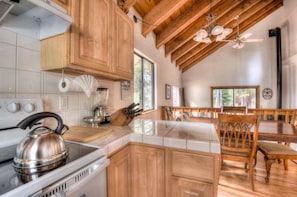 Casa, varias camas, patio, vista a la montaña (Glacier Forest Getaway) | Cocina privada | Refrigerador con congelador, microondas, horno y parrilla de estufa