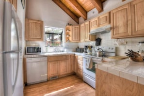 Casa, varias camas, patio, vista a la montaña (Glacier Forest Getaway) | Cocina privada | Refrigerador con congelador, microondas, horno y parrilla de estufa
